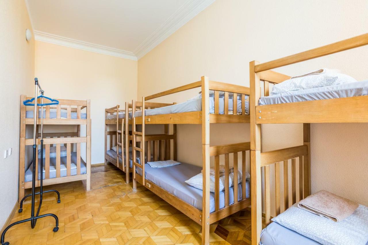 M42 Hostel Тбилиси Екстериор снимка